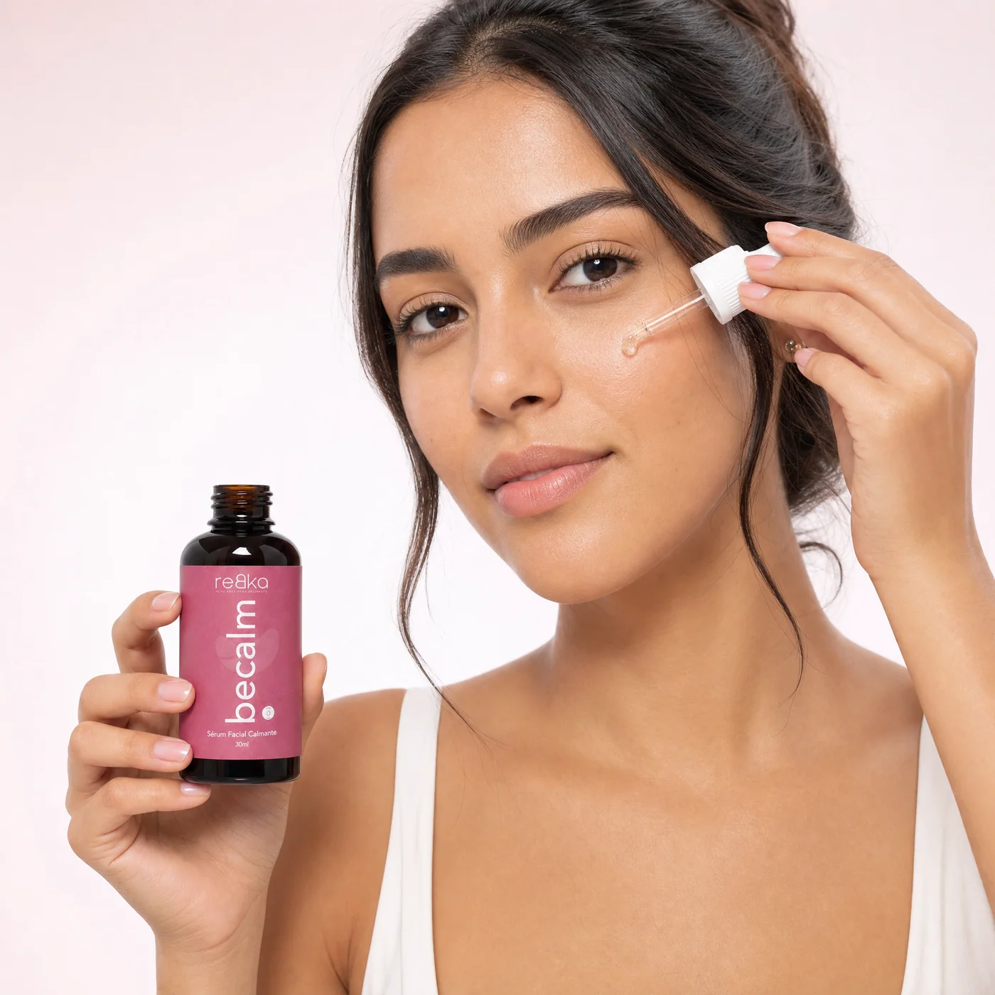 Modelo adulta aplicando o sérum BeCalm
